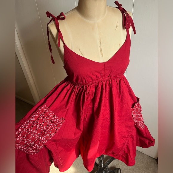 Cute maroon summer dress. Ties at shoulder with pockets! Like new - Picture 4 of 4